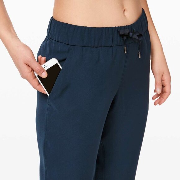Lululemon On The Fly Jogger in True Navy Blue, size 4 - Picture 4 of 11
